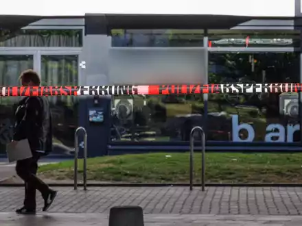 In der Nacht hatten vor eine Bar viele Menschen gefeiert – darunter auch Fußballfans, die den Aufstieg ihrer Mannschaft Arminia Bielefeld in die Zweite Bundesliga bejubelten.  - Foto: Friso Gentsch/dpa