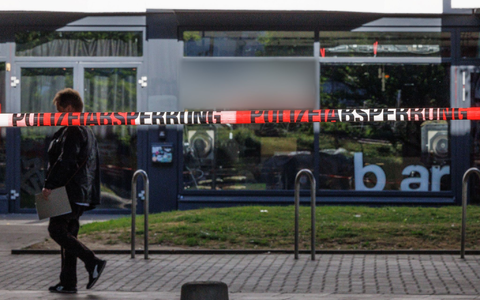 In der Nacht hatten vor eine Bar viele Menschen gefeiert – darunter auch Fußballfans, die den Aufstieg ihrer Mannschaft Arminia Bielefeld in die Zweite Bundesliga bejubelten.  - Foto: Friso Gentsch/dpa
