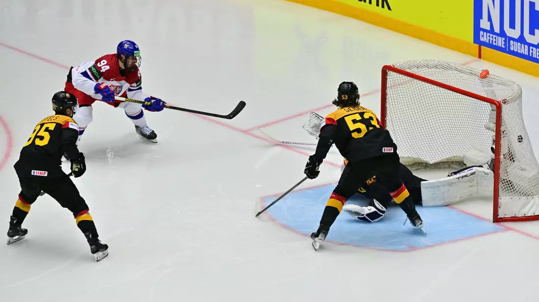 Viel Druck, viele Fehler: Star-Verteidiger Moritz Seider zeigte bei der Eishockey-WM ungewohnte Schwächen. - Bild: Vit Simanek/CTK/dpa