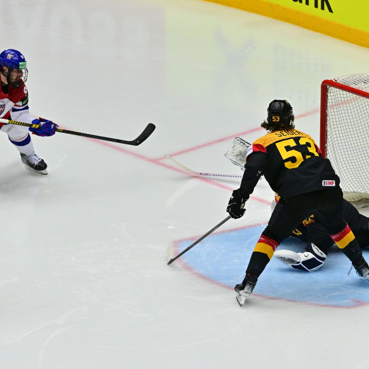 Viel Druck, viele Fehler: Star-Verteidiger Moritz Seider zeigte bei der Eishockey-WM ungewohnte Schwächen. - Foto: Vit Simanek/CTK/dpa