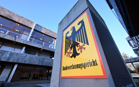 Hinter den Kulissen wird in der Regierung Merz um eine Mehrheit für neue Verfassungsrichter gerungen. (Foto Archiv) - Foto: Uli Deck/dpa