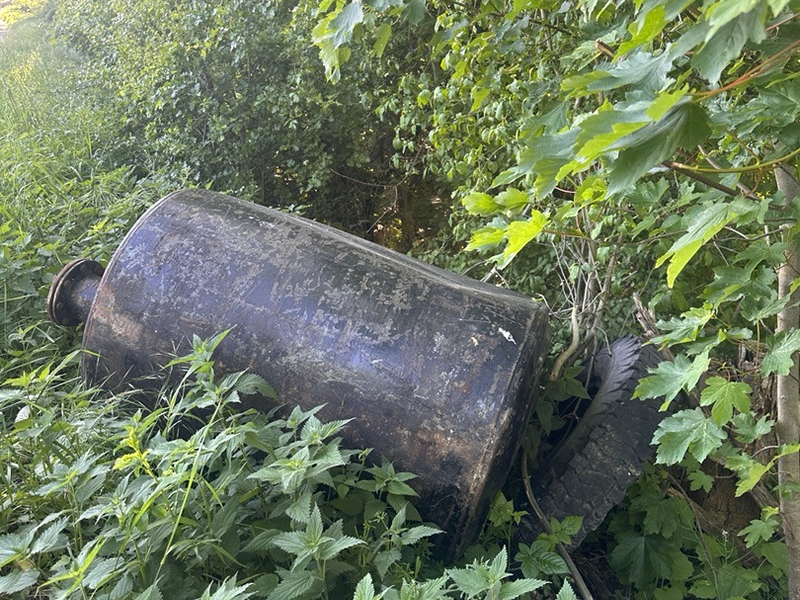 POL-HI: Heizöltank illegal in der Natur entsorgt - Foto: presseportal.de