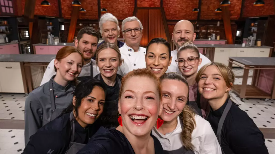 Jennifer Valentina Rowena Benjamin Bettina Schliephake-Burchardt Günther Koerffer Enie van de Meiklokjes Christian Hümbs Theresa Joana Larissa Caro Das grosse Backen - Die Profis - Bild: Joyn/Claudius Pflug, presseportal.de
