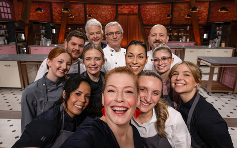 Jennifer Valentina Rowena Benjamin Bettina Schliephake-Burchardt Günther Koerffer Enie van de Meiklokjes Christian Hümbs Theresa Joana Larissa Caro Das grosse Backen - Die Profis - Foto: Joyn/Claudius Pflug, presseportal.de Jennifer Valentina Rowena Benjamin Bettina Schliephake-Burchardt Günther Koerffer Enie van de Meiklokjes Christian Hümbs Theresa Joana Larissa Caro Das grosse Backen - Die Profis - Foto: Joyn/Claudius Pflug, presseportal.de