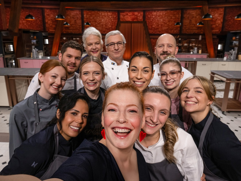 Jennifer Valentina Rowena Benjamin Bettina Schliephake-Burchardt Günther Koerffer Enie van de Meiklokjes Christian Hümbs Theresa Joana Larissa Caro Das grosse Backen - Die Profis - Foto: Joyn/Claudius Pflug, presseportal.de