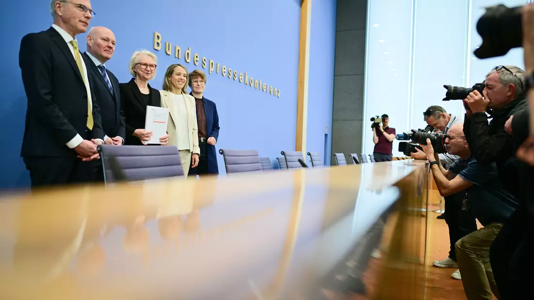 Die Wirtschaftsweisen Martin Werding (v.l.), Achim Truger, Monika Schnitzer (Vorsitzende), Ulrike Malmendier und Veronika Grimm haben keine guten Nachrichten für die Regierung. - Bild: Sebastian Christoph Gollnow/dpa