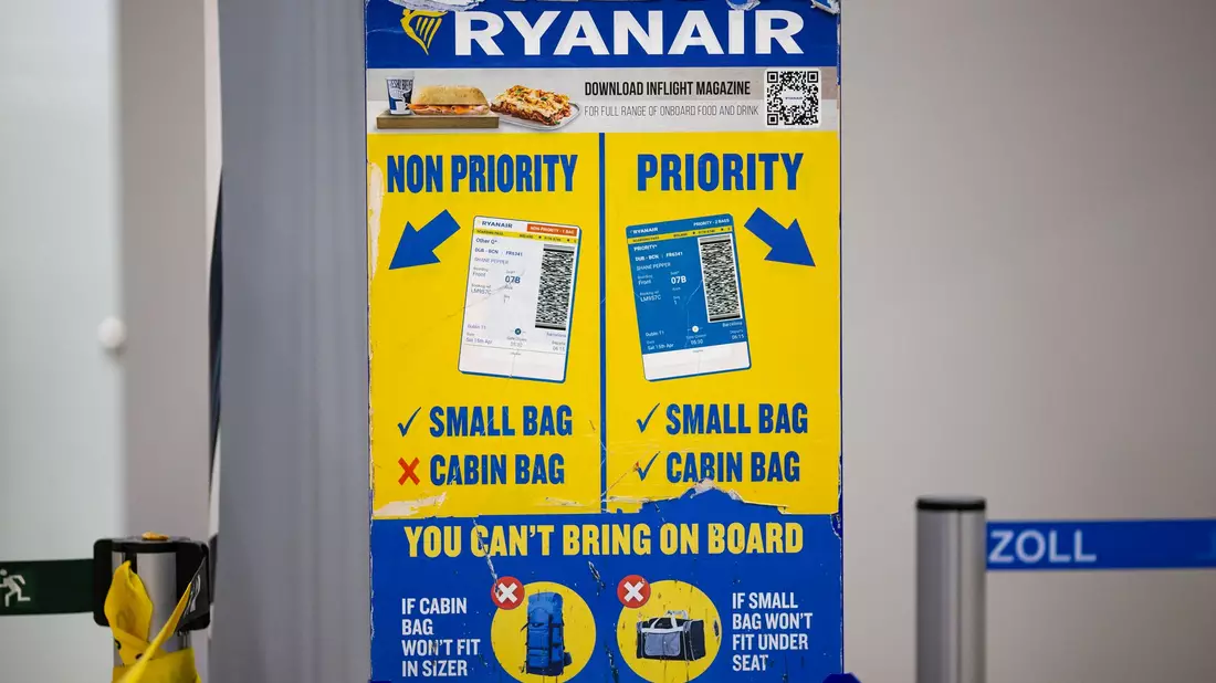 Die Beschwerde richtet sich auch gegen die Handgepäckregeln von Ryanair - die irische Fluggesellschaft sieht sich jedoch im Recht. (Archivbild) - Bild: Thomas Banneyer/dpa