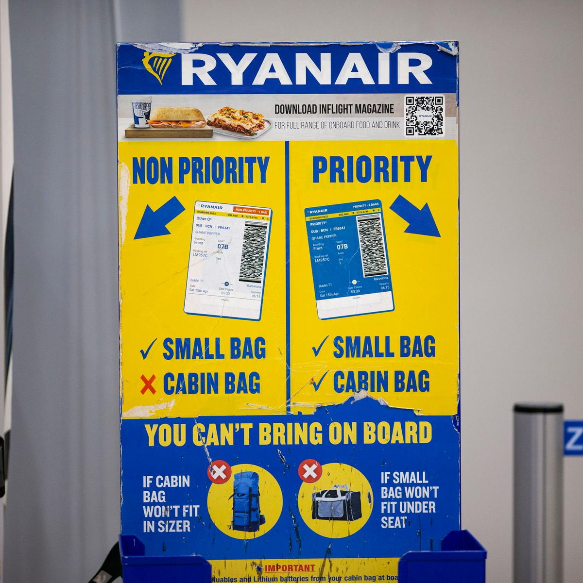 Die Beschwerde richtet sich auch gegen die Handgepäckregeln von Ryanair - die irische Fluggesellschaft sieht sich jedoch im Recht. (Archivbild) - Foto: Thomas Banneyer/dpa