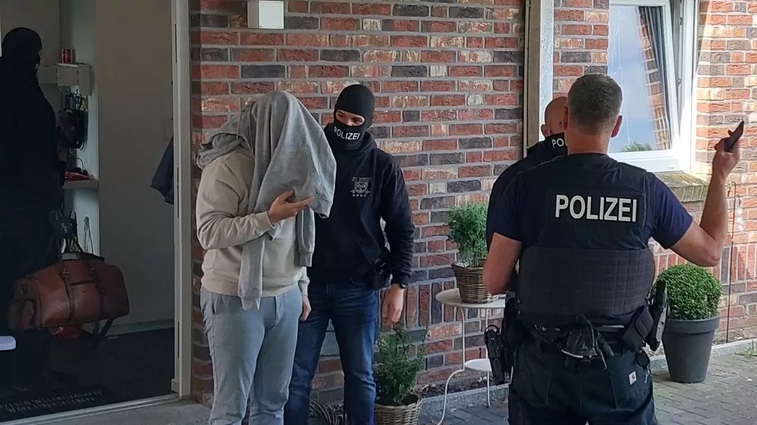 BPOLD-BBS: Bundespolizei gelingt Schlag gegen in neun Bundesländern tätige Schleusergruppierung - drei Hauptbeschuldigte in Schleswig- Holstein festgenommen. - Bild: presseportal.de