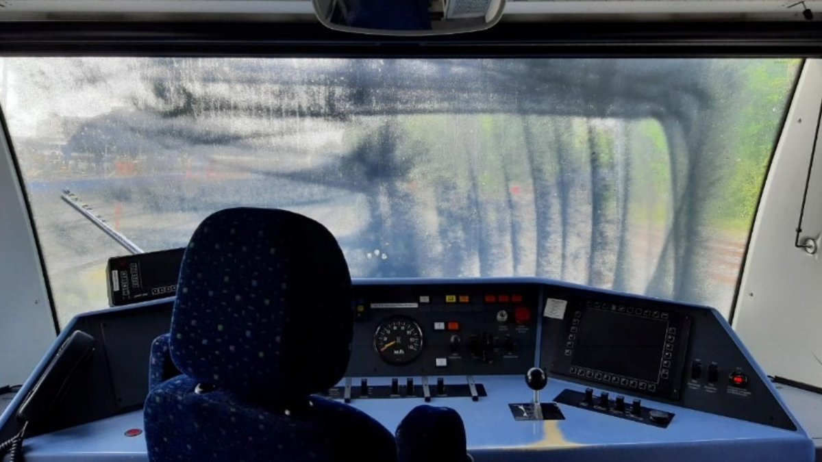 BPOLI EF: Frontscheibe eines Triebwagens beschmiert - Bundespolizei ermittelt - Foto: presseportal.de