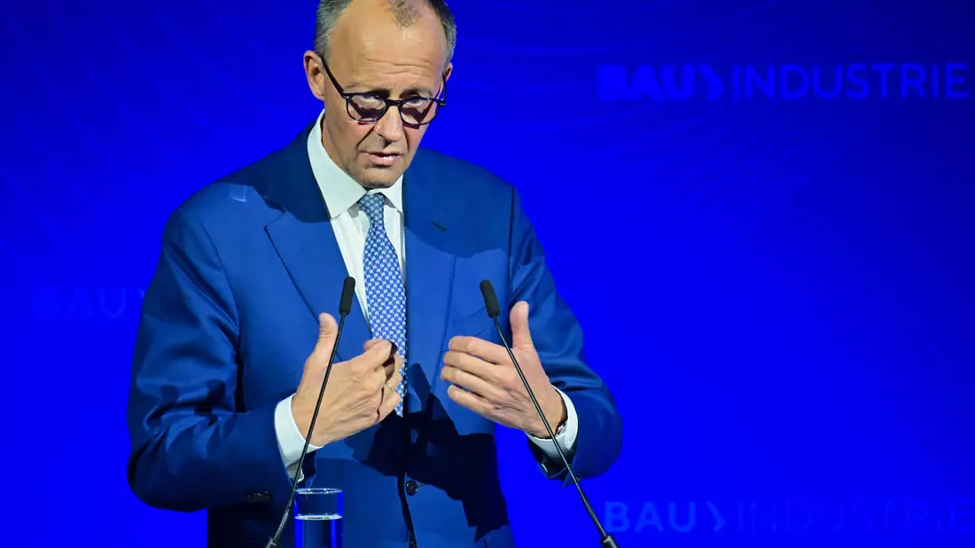 Kanzler Merz will Dampf für mehr Neubau in Deutschland machen. - Bild: Sebastian Christoph Gollnow/dpa