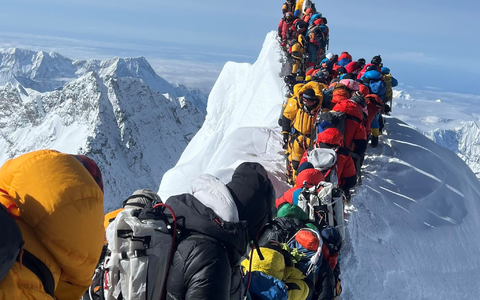 Bergsteiger und Bergführer stehen zwischen dem Südgipfel und der Hillary-Stufe des Mount Everest. (Foto Archiv) - Foto: Narendra Shahi Thakuri/dpa