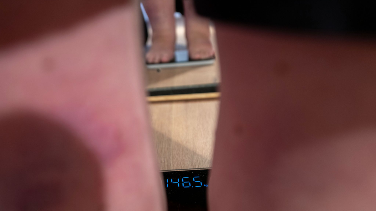 Bei einer Aktion des türkischen Gesundheitsministeriums werden Menschen an öffentlichen Plätzen gewogen. (Archivbild) - Foto: Pia Bayer/dpa