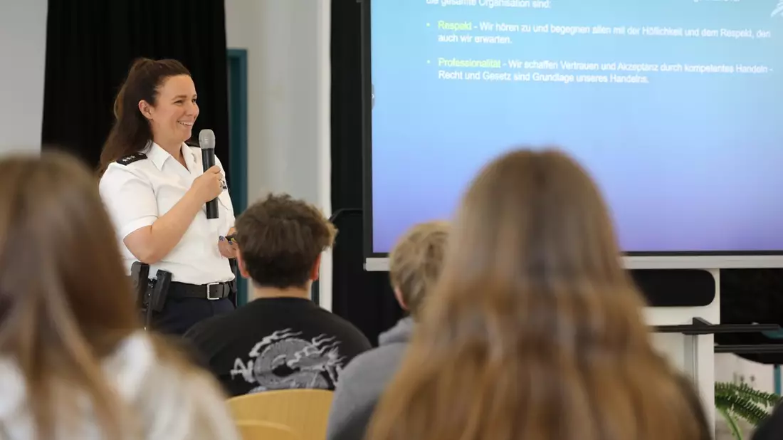 POL-OF: Cops im Dialog - Polizei und Schulen im Austausch an der Kopernikusschule - Bild: presseportal.de