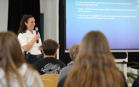 POL-OF: Cops im Dialog - Polizei und Schulen im Austausch an der Kopernikusschule - Foto: presseportal.de