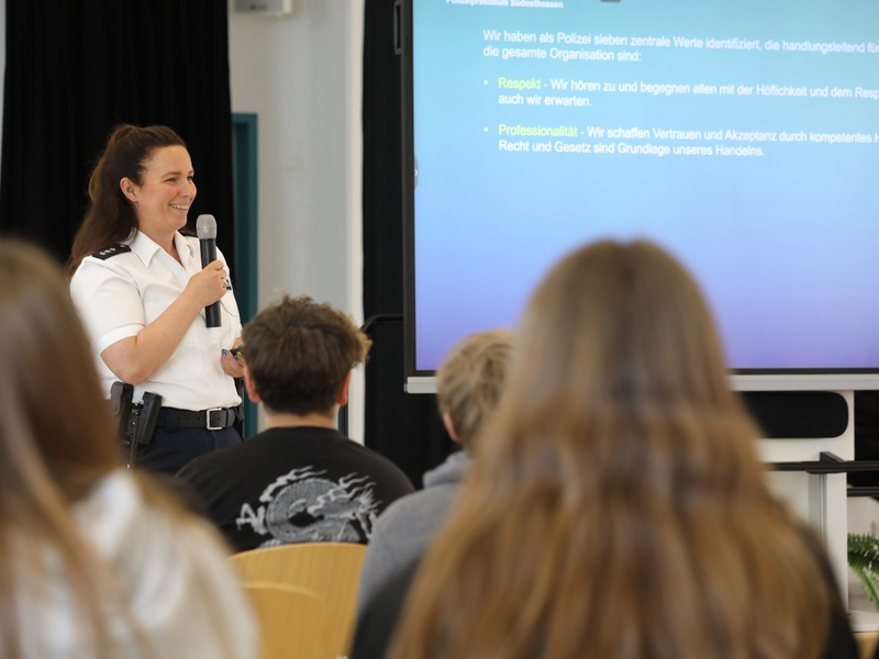 POL-OF: Cops im Dialog - Polizei und Schulen im Austausch an der Kopernikusschule - Foto: presseportal.de