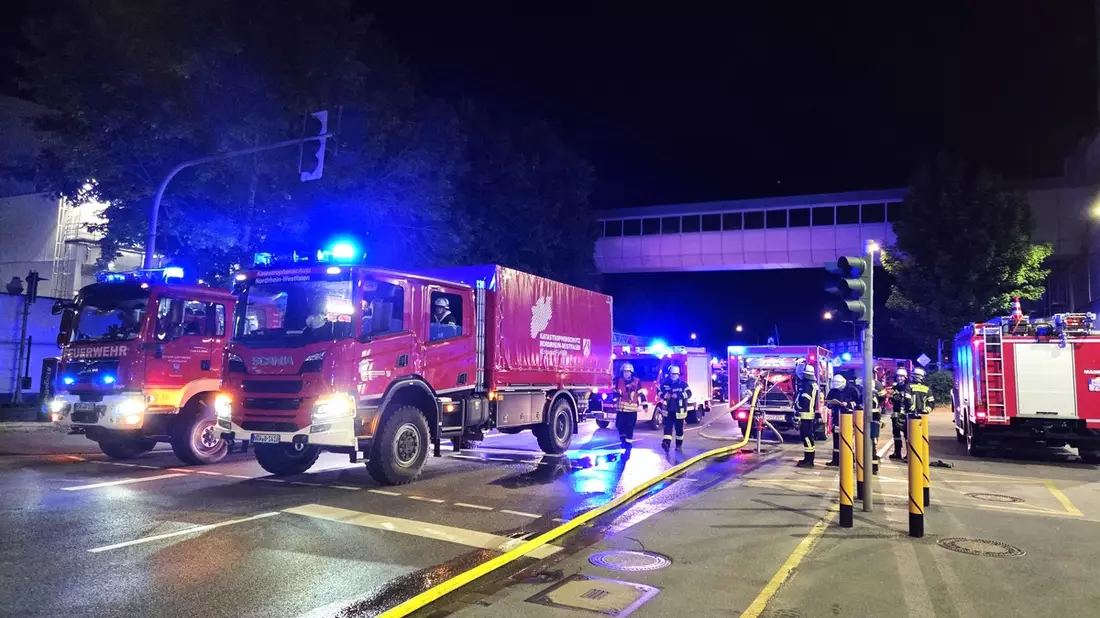 FW-AR: Chemieunfall in einer Produktion für Hygienepapier - Nächtlicher Großeinsatz der Feuerwehr Arnsberg - Bild: presseportal.de