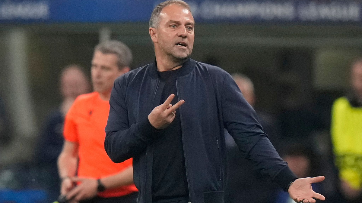 Hat seinen Vertrag bis 2027 verlängert: Hansi Flick. - Foto: Luca Bruno/AP/dpa