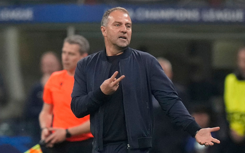 Hat seinen Vertrag bis 2027 verlängert: Hansi Flick. - Foto: Luca Bruno/AP/dpa