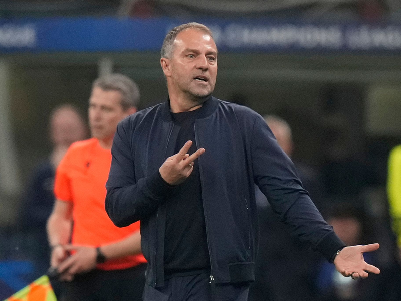 Hat seinen Vertrag bis 2027 verlängert: Hansi Flick. - Foto: Luca Bruno/AP/dpa