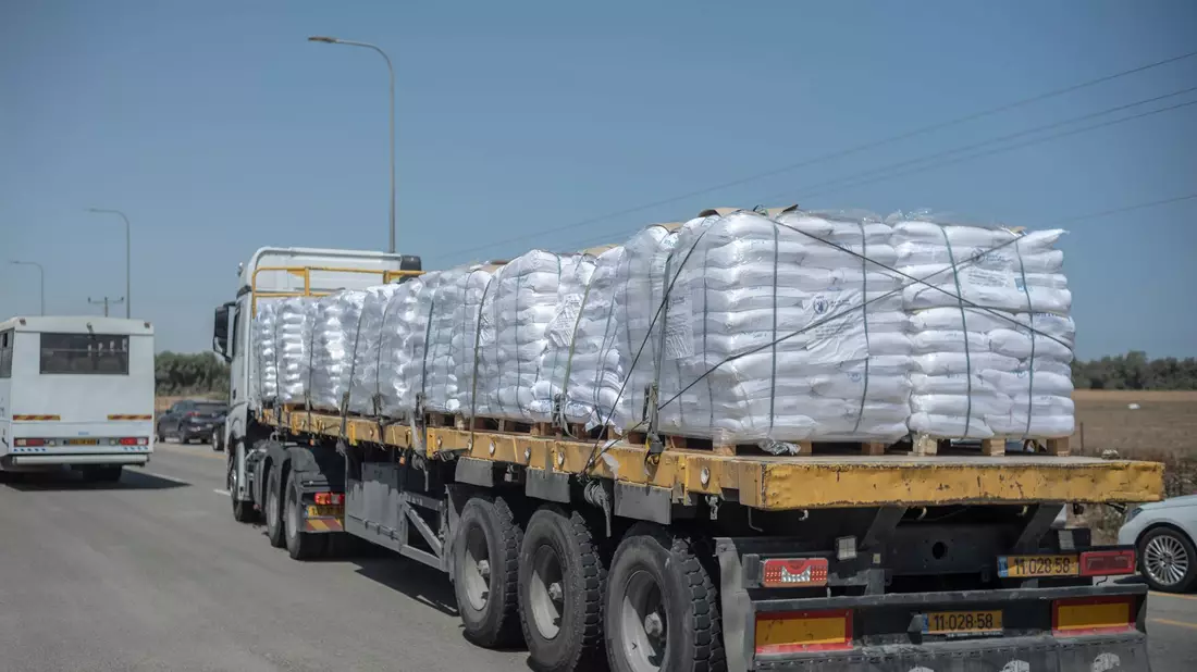 Im Rahmen der Waffenruhe-Vereinbarung sollen pro Tag 600 Lkw mit Hilfsgütern in den Gazastreifen kommen. (Archivbild) - Bild: ILIA YEFIMOVICH/dpa