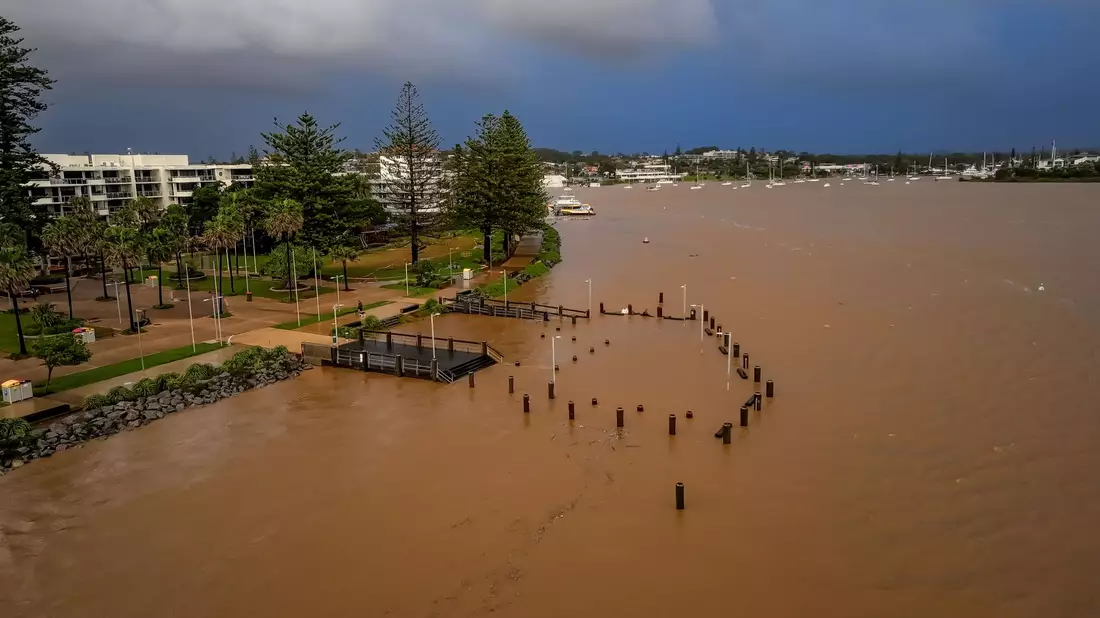 Straßen wurden völlig überschwemmt, Tausende sind ohne Strom. - Bild: Lindsay Moller/AAP/dpa