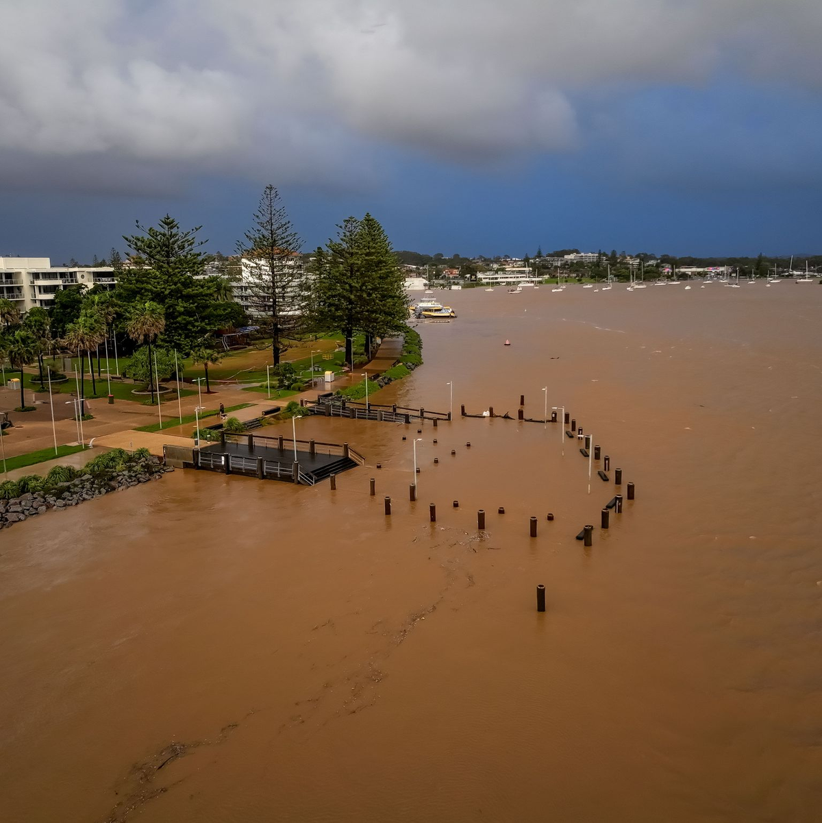 Straßen wurden völlig überschwemmt, Tausende sind ohne Strom. - Foto: Lindsay Moller/AAP/dpa