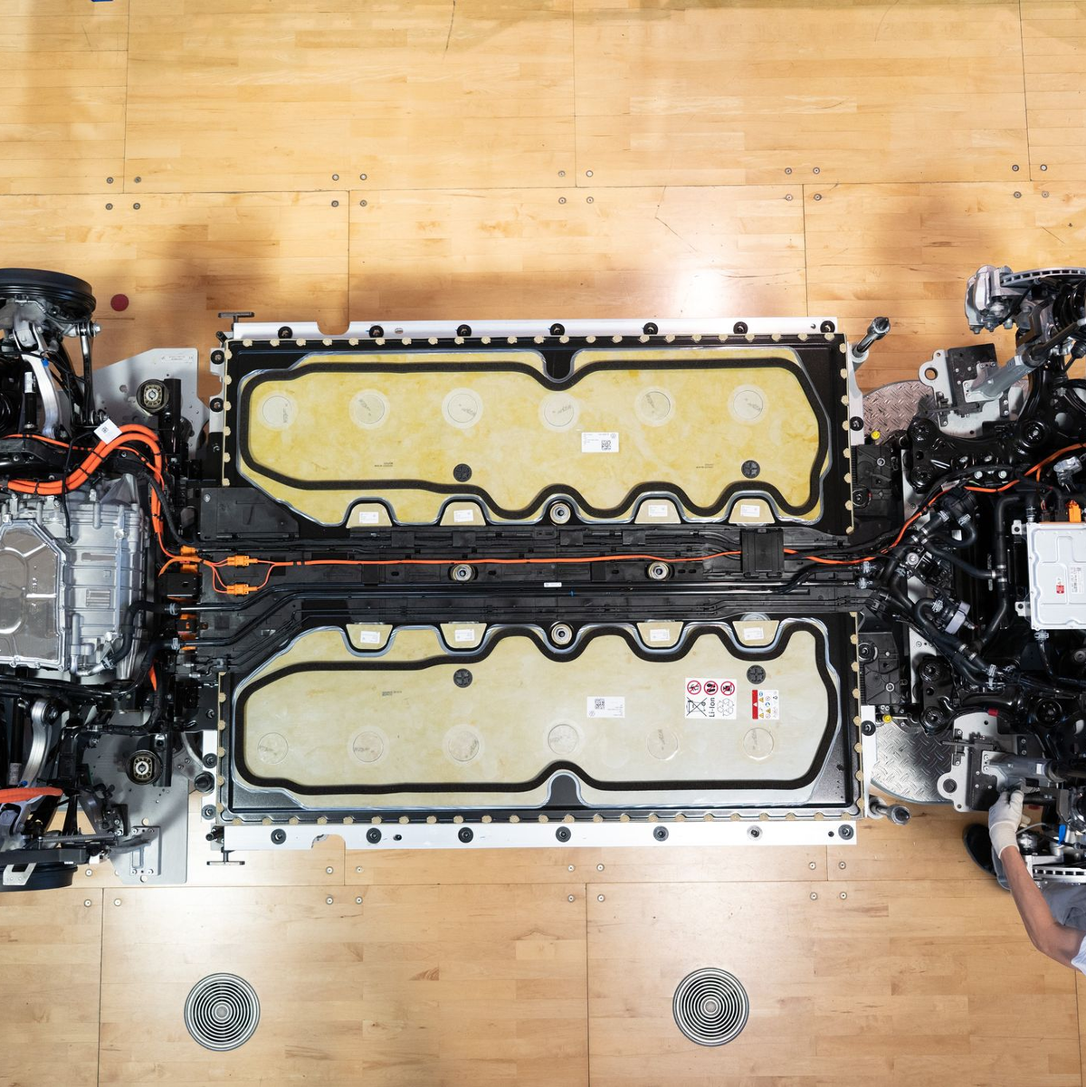 Elektroauto in der Herstellung. Die braucht in der Regel - vor allem wegen der Batterie - mehr CO2 als bei einem Verbrenner, im Betrieb wird das aber mehr als ausgeglichen. (Archivbild) - Foto: Sebastian Kahnert/dpa