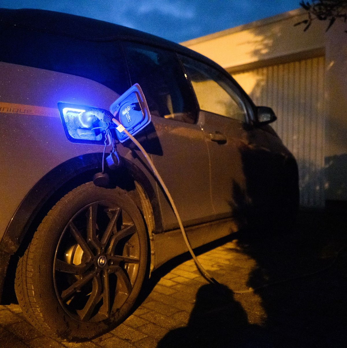 Für Umweltbilanz und Wirtschaftlichkeit ist auch wichtig, wann und wo man lädt. (Archivbild) - Foto: Julian Stratenschulte/dpa/dpa-tmn