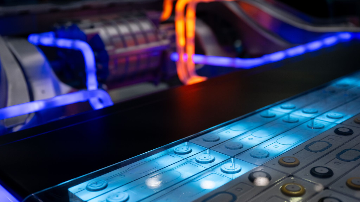 Eine schnellladende Batterie des chinesischen Herstellers CATL auf der Automesse IAA 2023. CATL hat seine Patentanmeldungen in der Batteriechnik stark gesteigert. (Archiv) - Foto: Sven Hoppe/dpa