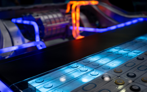 Eine schnellladende Batterie des chinesischen Herstellers CATL auf der Automesse IAA 2023. CATL hat seine Patentanmeldungen in der Batteriechnik stark gesteigert. (Archiv) - Foto: Sven Hoppe/dpa