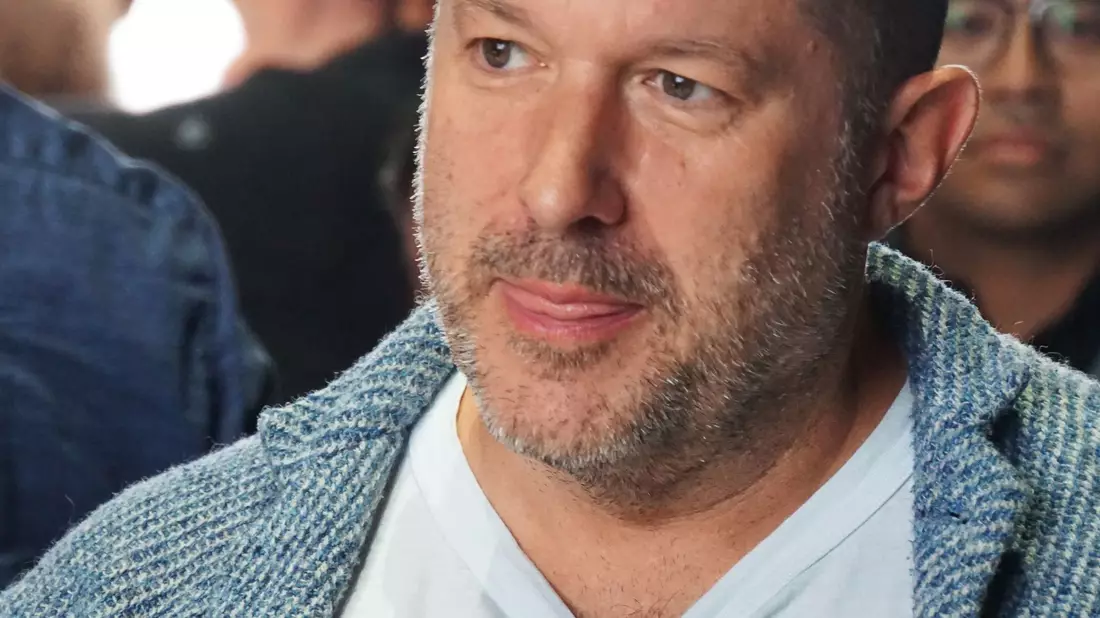 Jony Ive hat die Firma io mitgegründet, nachdem er Apple verlassen hatte. (Archivbild) - Bild: Christoph Dernbach/dpa
