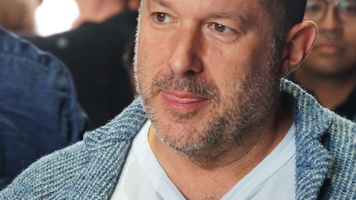 Jony Ive hat die Firma io mitgegründet, nachdem er Apple verlassen hatte. (Archivbild) - Foto: Christoph Dernbach/dpa