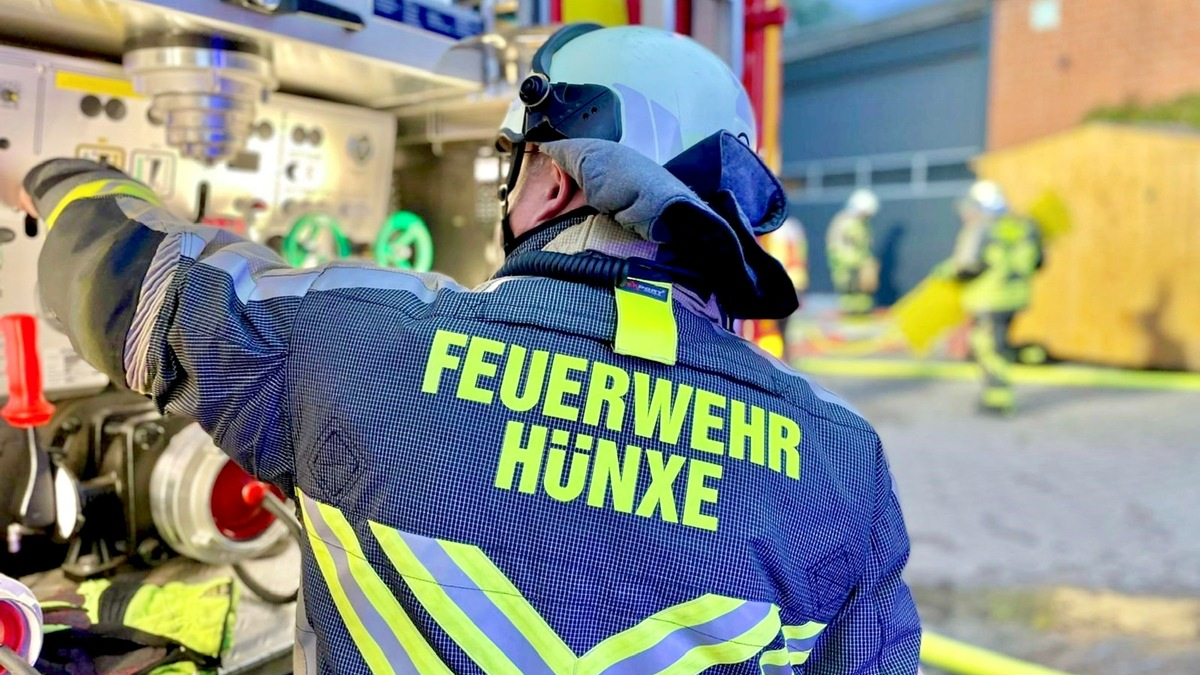 FW Hünxe: Heuballen brennen in Scheune, Anwohner reagieren umsichtig - Foto: presseportal.de