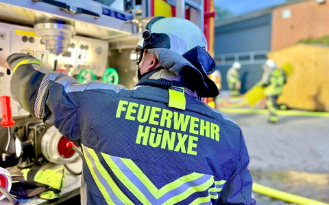 FW Hünxe: Heuballen brennen in Scheune, Anwohner reagieren umsichtig - Foto: presseportal.de