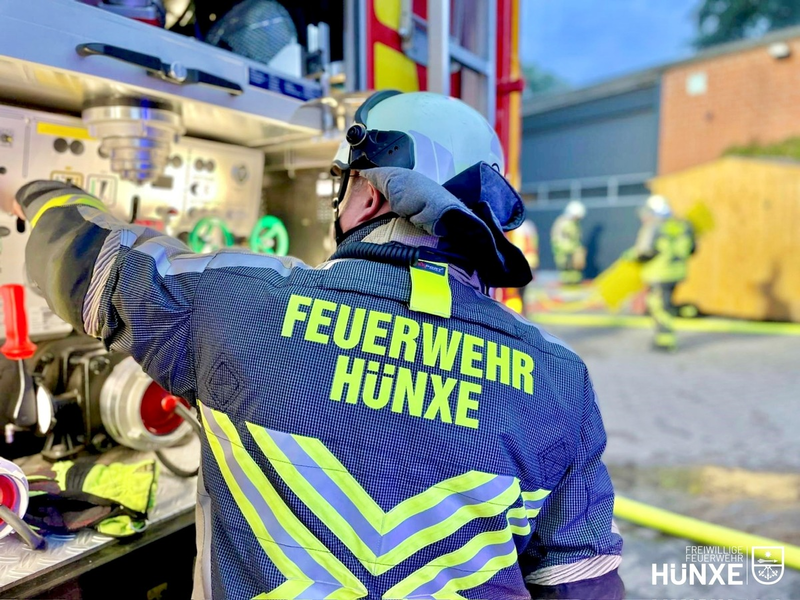 FW Hünxe: Heuballen brennen in Scheune, Anwohner reagieren umsichtig - Foto: presseportal.de