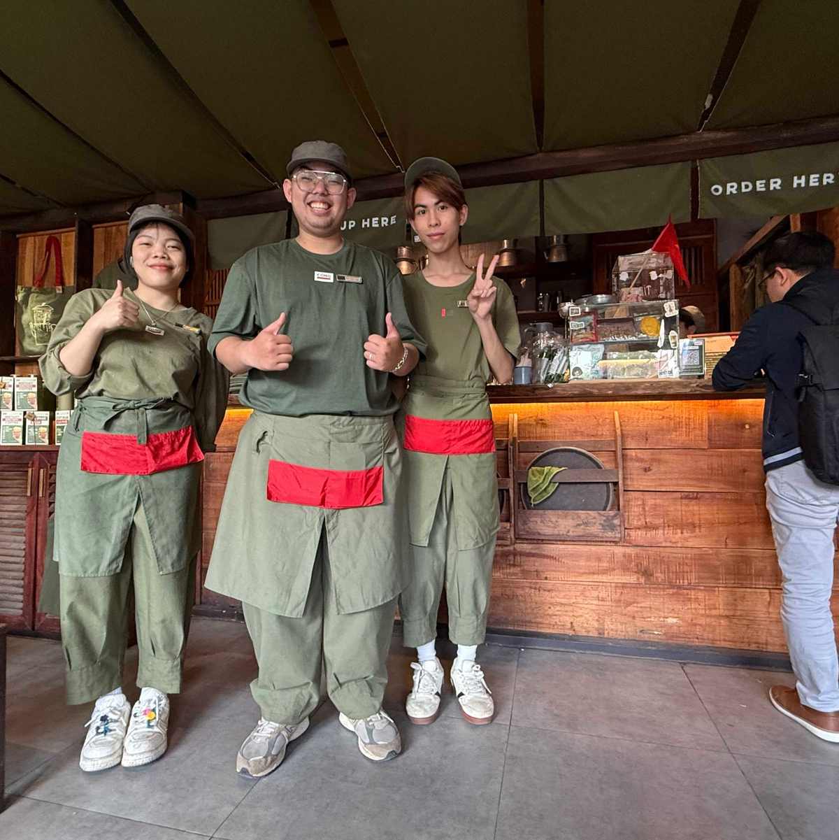 Markenzeichen ist ein khaki-grüner Außenanstrich. - Foto: Carola Frentzen/dpa