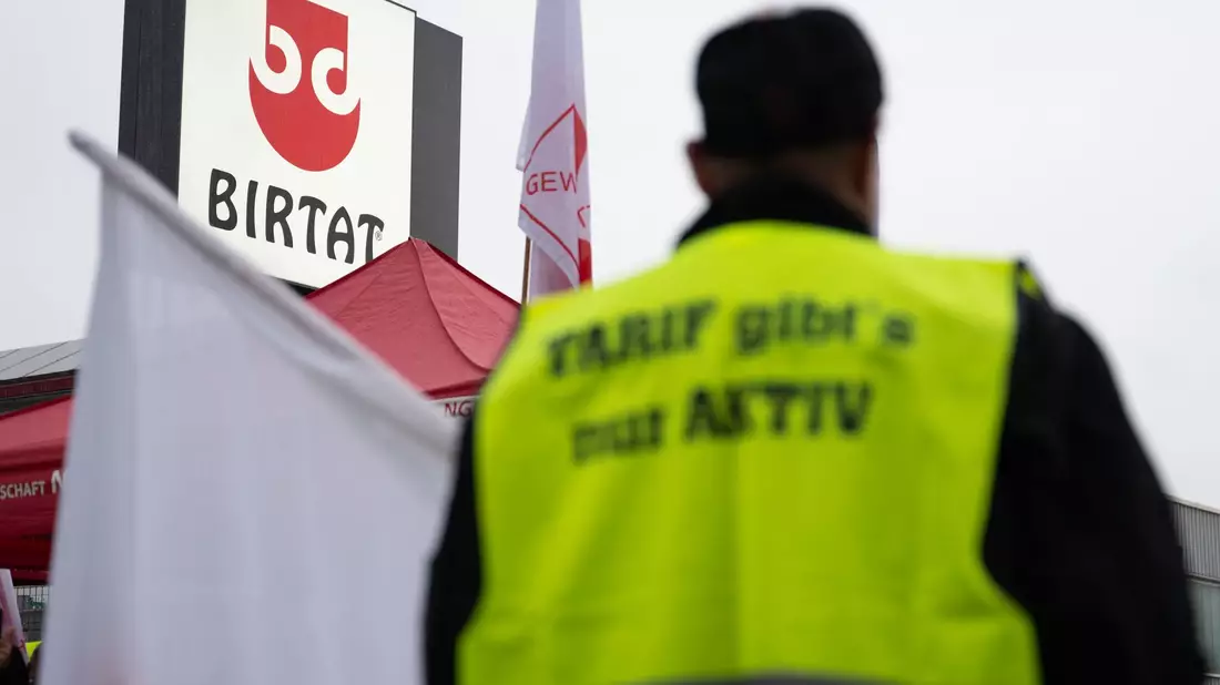 Mit Trillerpfeifen, Transparenten und Rauchfackeln kämpfen die Beschäftigten von Birtat für bessere Löhne. (Archivbild) - Bild: Markus Lenhardt/dpa
