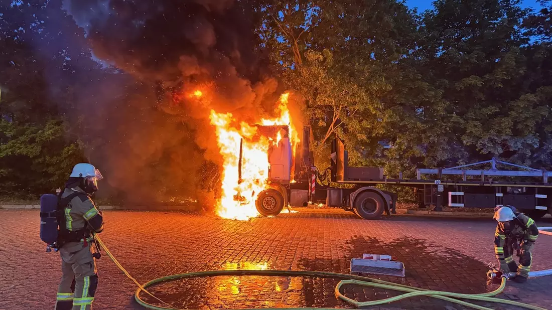 FW Bremerhaven: LKW Brand - Bild: presseportal.de