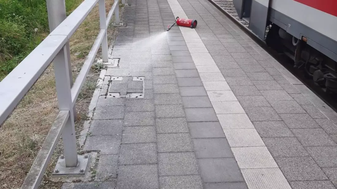 BPOL-KL: Jugendliche brechen in Zug ein und entwenden Brandschutzmittel - Bild: presseportal.de