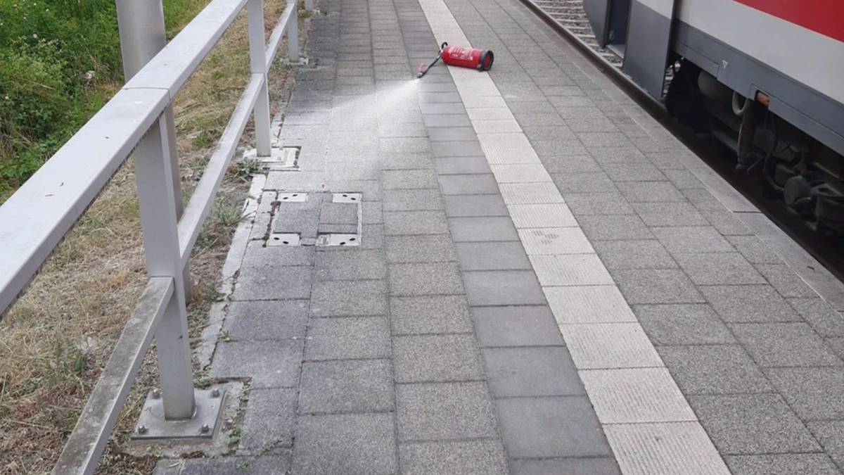 BPOL-KL: Jugendliche brechen in Zug ein und entwenden Brandschutzmittel - Foto: presseportal.de