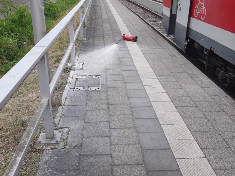 BPOL-KL: Jugendliche brechen in Zug ein und entwenden Brandschutzmittel - Foto: presseportal.de