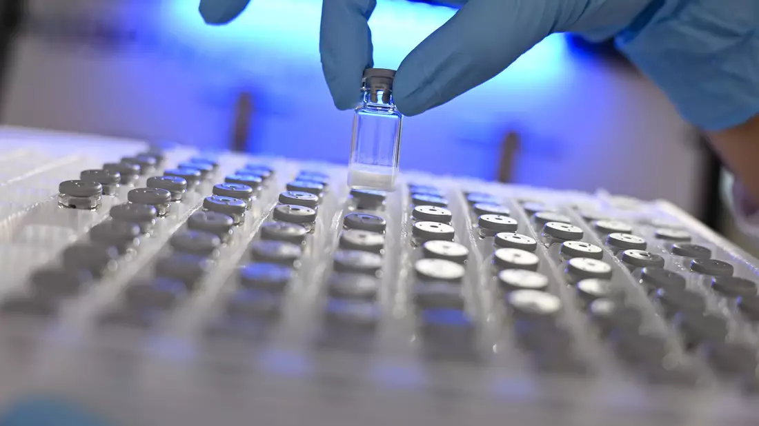 Die Chemie- und Pharmabranche gibt im Industrievergleich besonders viel für Forschung aus (Archivbild) - Bild: Arne Dedert/dpa