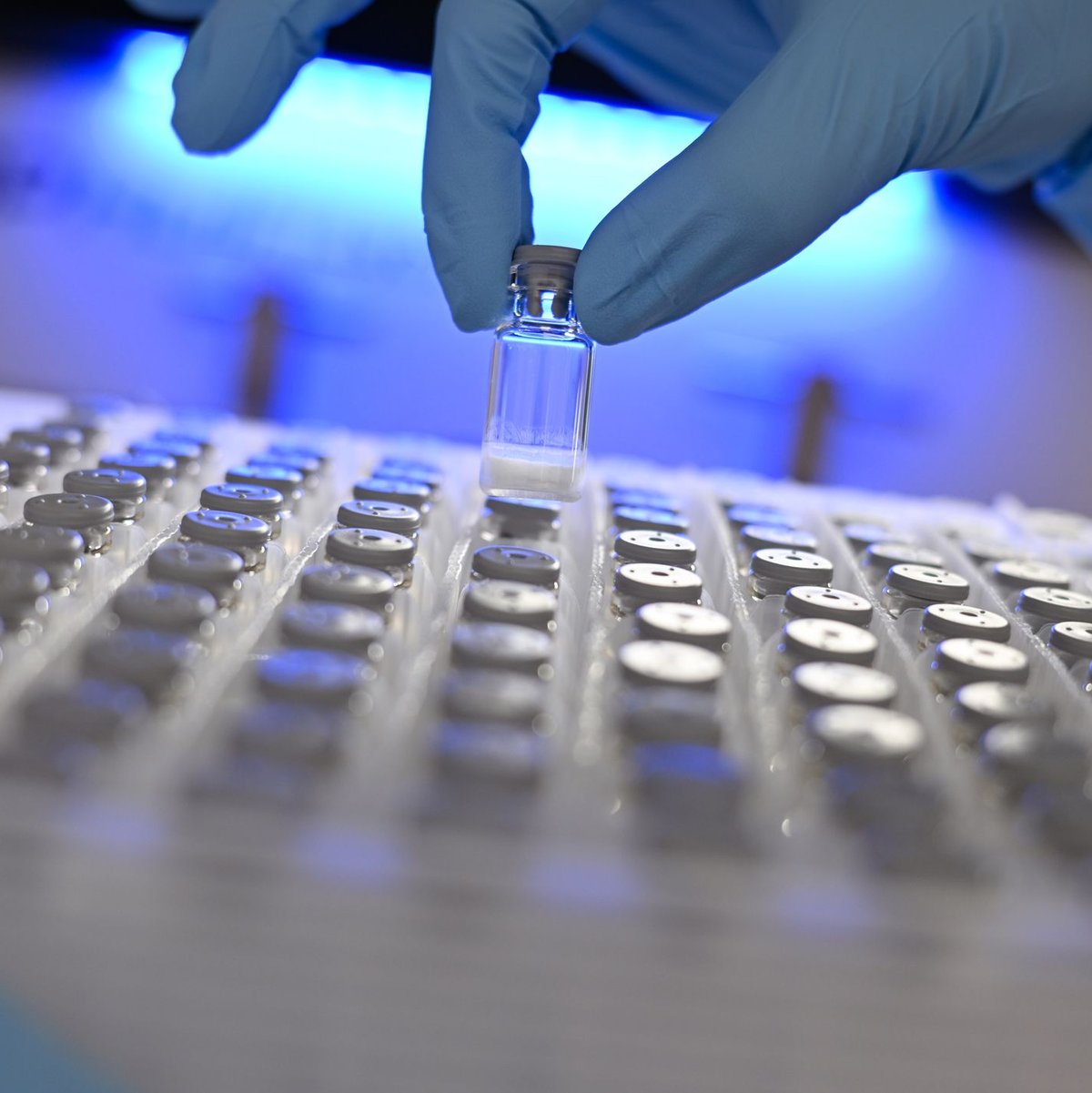 Die Chemie- und Pharmabranche gibt im Industrievergleich besonders viel für Forschung aus (Archivbild) - Foto: Arne Dedert/dpa