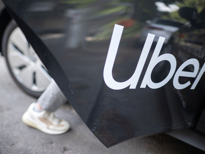 Bei Uber können Frauen eine Fahrt mit einer Fahrerin buchen - müssen dann aber etwas mehr Wartezeit in Kauf nehmen. (Symbolbild) - Foto: Sebastian Gollnow/dpa