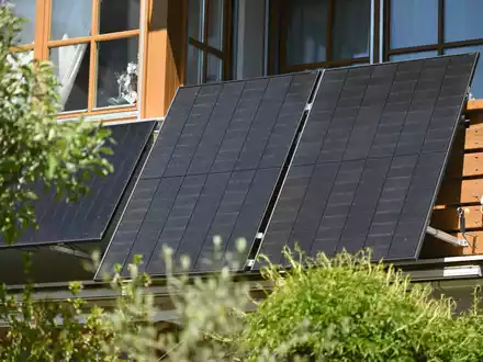 Balkon-Solaranlagen sicher nutzen: Tipps von TÜV SÜD - Foto: presseportal.de