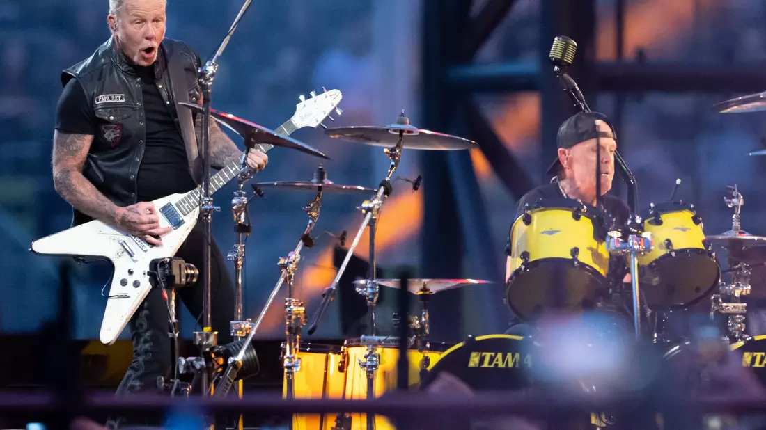 James Hetfield (l), Sänger und Gitarrist, und Lars Ulrich, Schlagzeuger, von der US-Metal-Band Metallica stehen im Münchner Olympiastadion auf der Bühne.  - Bild: Sven Hoppe/dpa