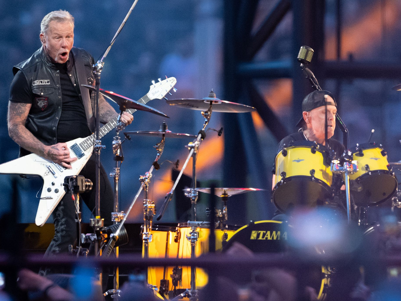 James Hetfield (l), Sänger und Gitarrist, und Lars Ulrich, Schlagzeuger, von der US-Metal-Band Metallica stehen im Münchner Olympiastadion auf der Bühne.  - Foto: Sven Hoppe/dpa