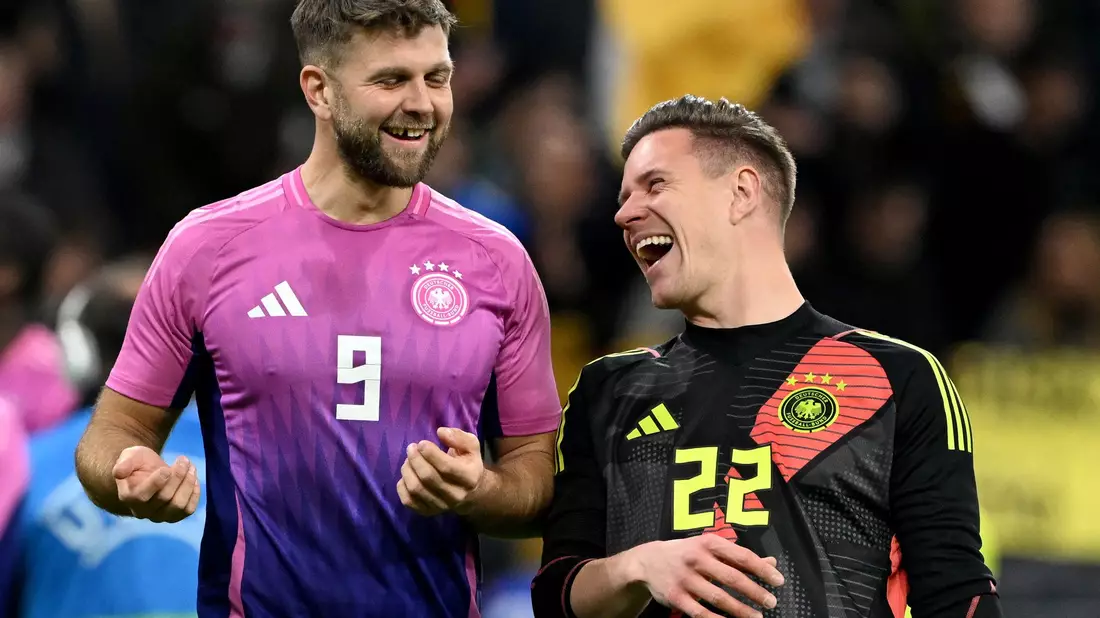 Nach fast neun Monaten zurück im Nationalteam: Torjäger Niclas Füllkrug (l) und Torwart Marc-André ter Stegen.  - Bild: Federico Gambarini/dpa
