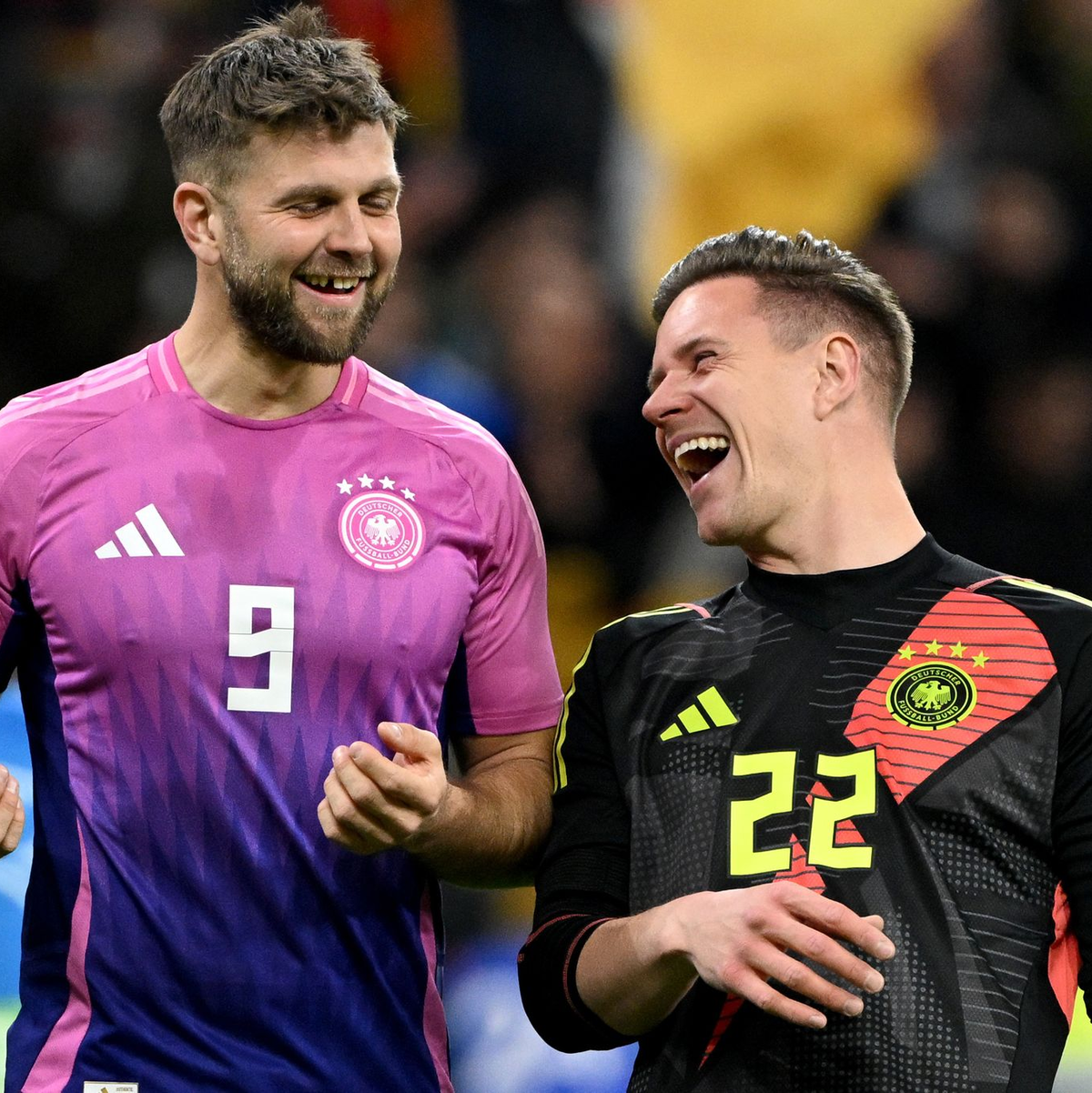 Nach fast neun Monaten zurück im Nationalteam: Torjäger Niclas Füllkrug (l) und Torwart Marc-André ter Stegen.  - Foto: Federico Gambarini/dpa